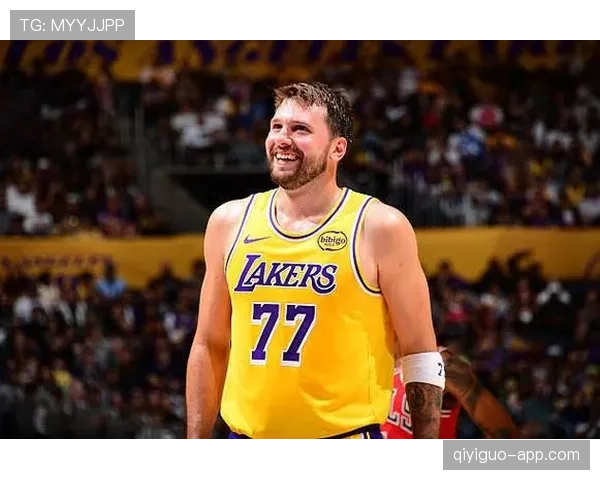 欧文靠挡拆为东契奇制造空位，较上季得分更稳