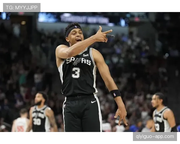 凯尔登·约翰逊无球跑动制造错位，拉开马刺进攻空间