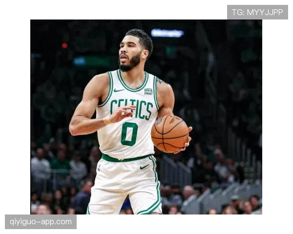 布朗无球跑动高效胜过塔图姆，拉开进攻空间